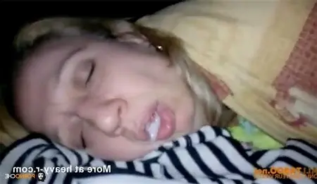 Terminó a su madre en la boca mientras ella durmía