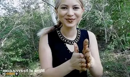 Chica rusa se come su mierda en el bosque