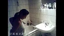 Disparé a una sobrina en un baño en una cámara oculta